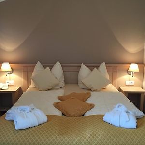 Zimmer mit Kingsize-Bett